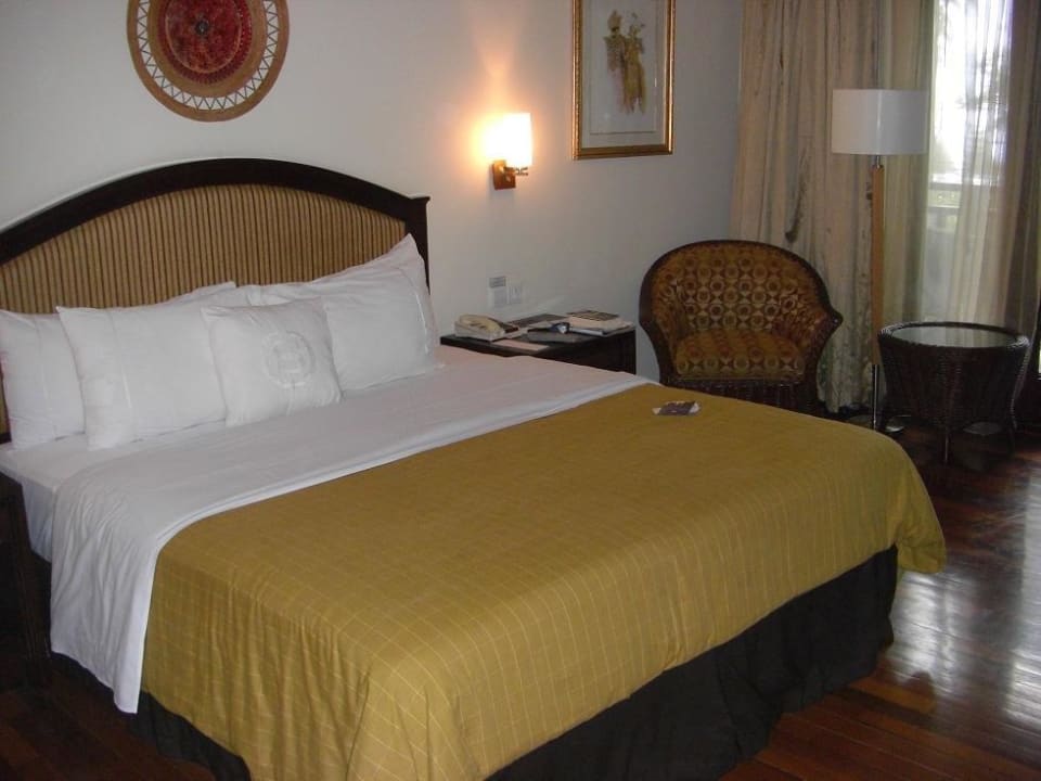 Großes, bequemes Bett Hotel Sheraton Senggigi Lombok Beach Resort