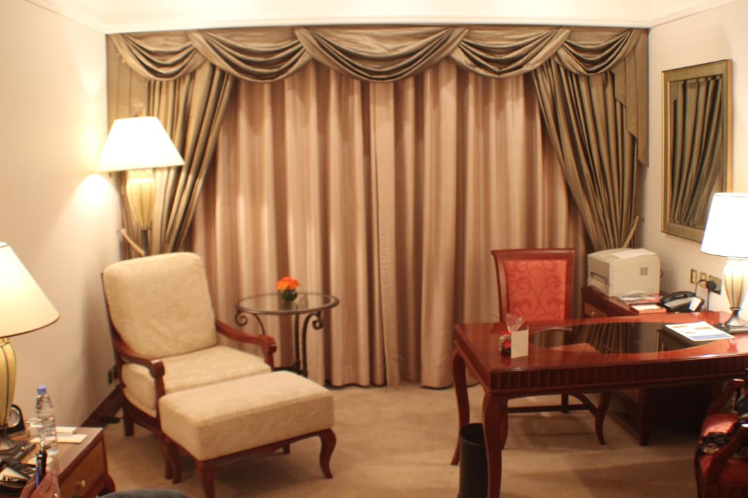 Zimmer , Rechts Businessbereich Grand Hyatt Dubai