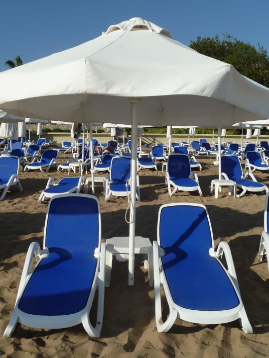Liegen am Strand Hotel Grand Side