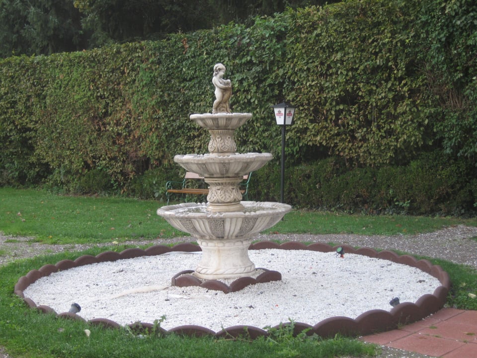 Springbrunnen Das Steinberger Hotel