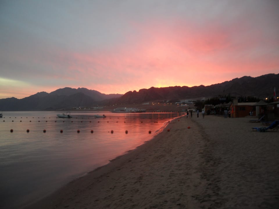 Hotelstrand am Abend JAZ Dahabeya