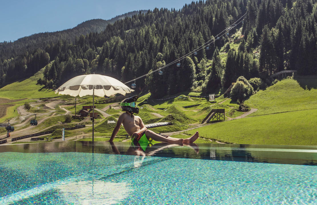 Ruheraum Pool mit Blick auf die Steinberge  Hotel Bacher Asitzstubn