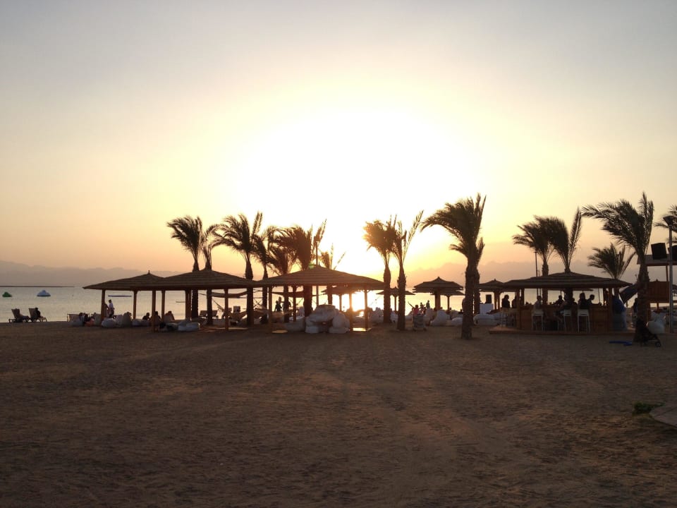 Sonnenuntergang am eigenen Hotelstrand Hotel Kempinski Soma Bay