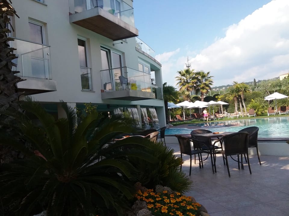 Frühstücksbereich im Freien Color Hotel