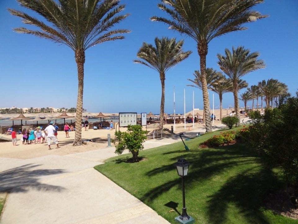 Blick vom Weg auf den Strand Jaz Dar EL Madina