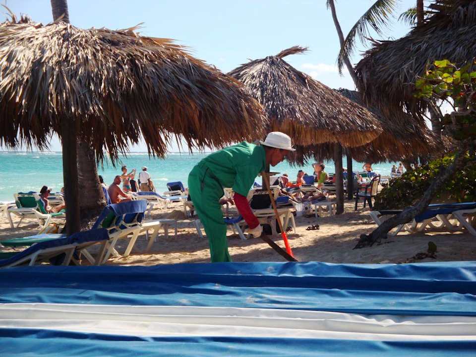Reinigung am Strand Grand Palladium Select Bávaro Resort & Spa