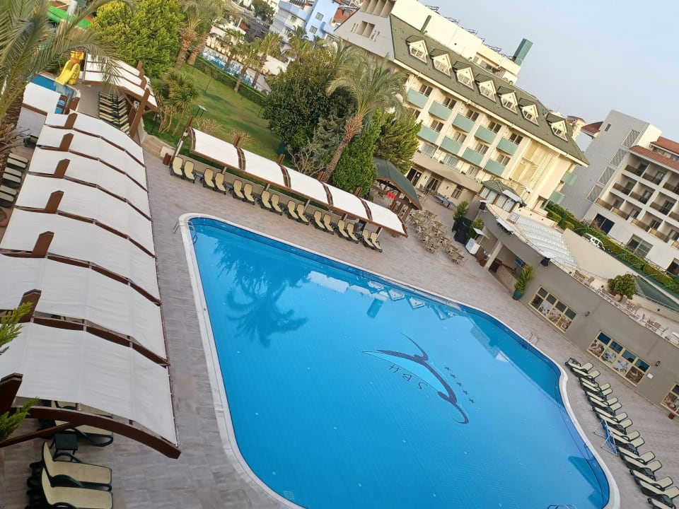Pool Side Breeze Hotel