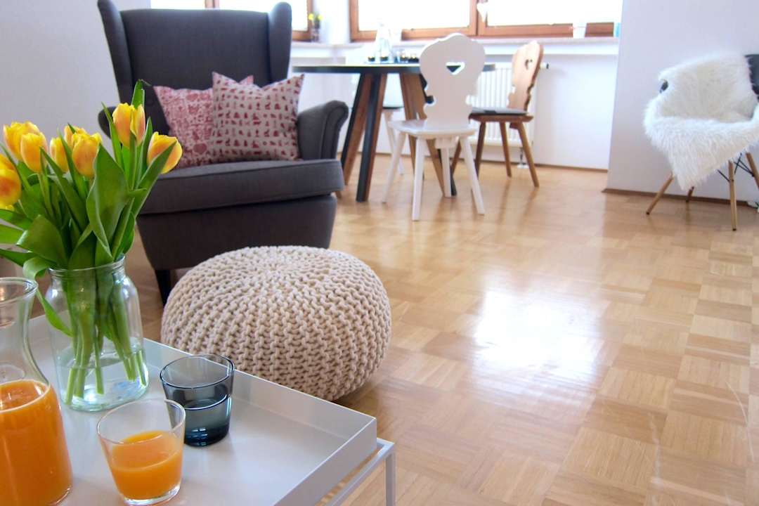 Wohnzimmer mit Essecke Ferienwohnung Alpspitzliebe