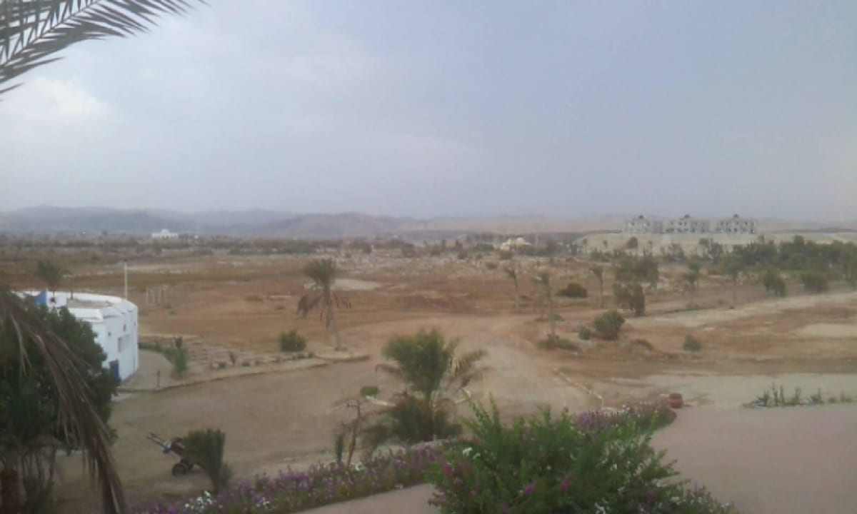 Ausblick vom Hotel auf die Wüste Three Corners Equinox Beach Resort