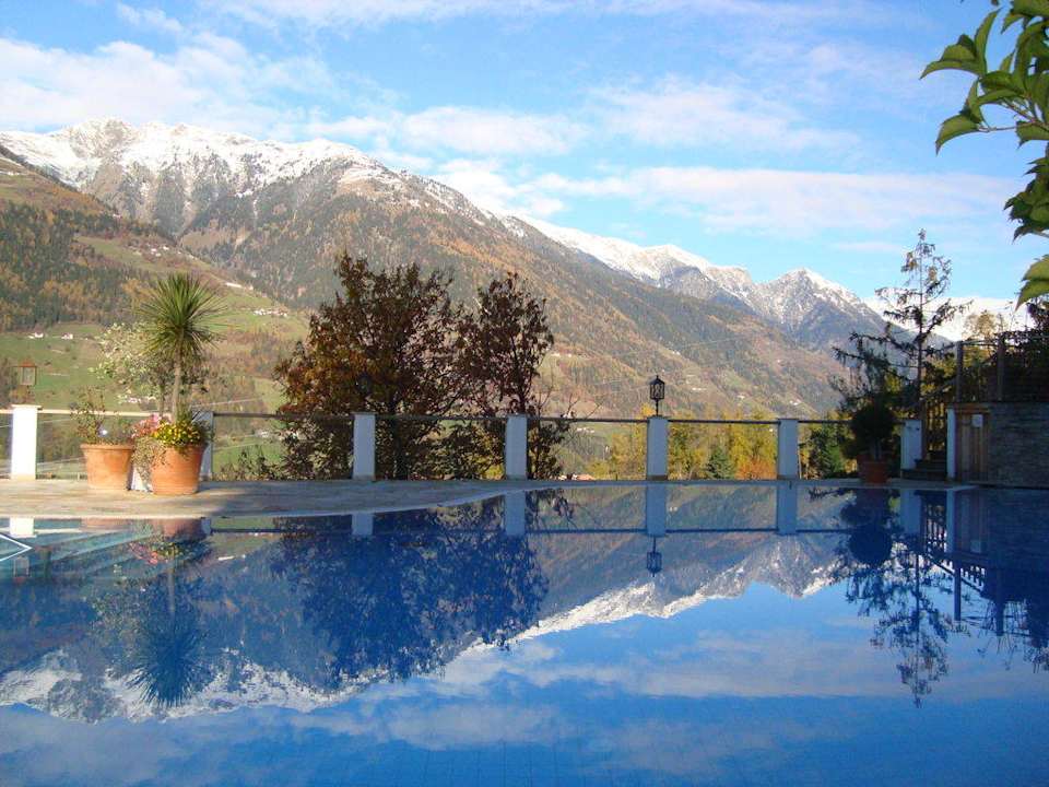 Außenpool mit Ausblick auf die Berglandschaft Hotel Panorama