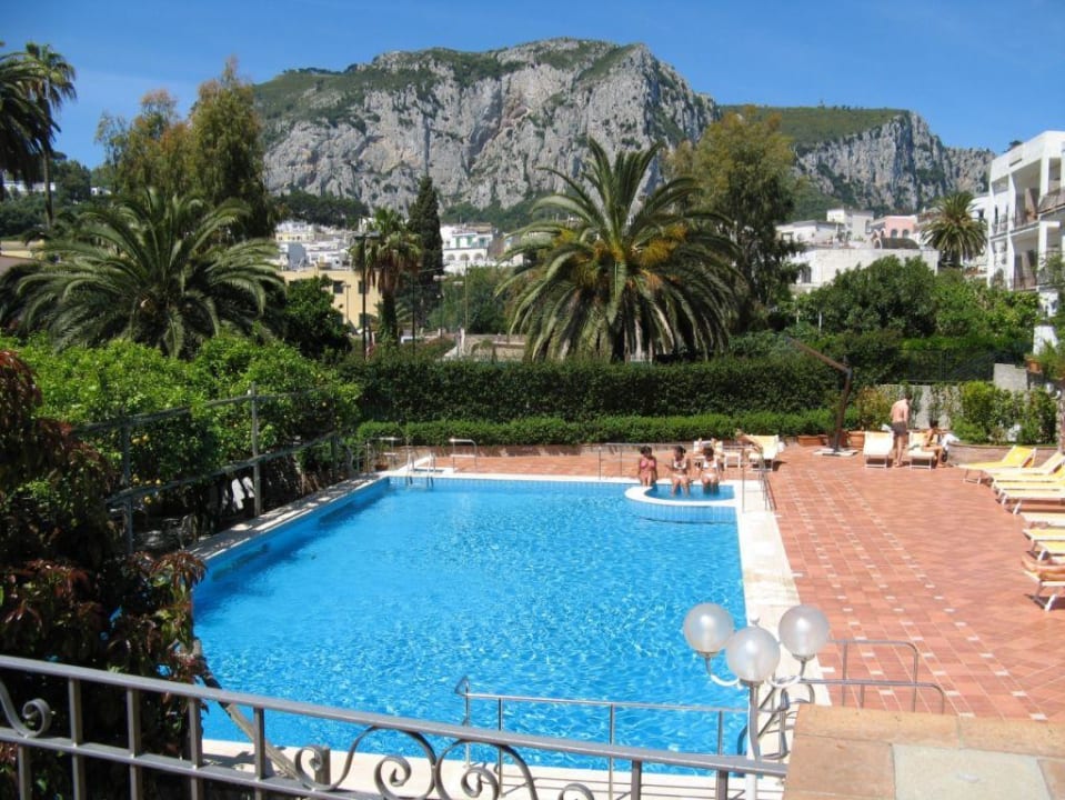 Pool mit Blick Richtung Zentrum Ort Capri Hotel Syrene