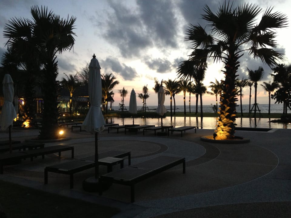 Pool am Abend The Sands Khao Lak by Katathani