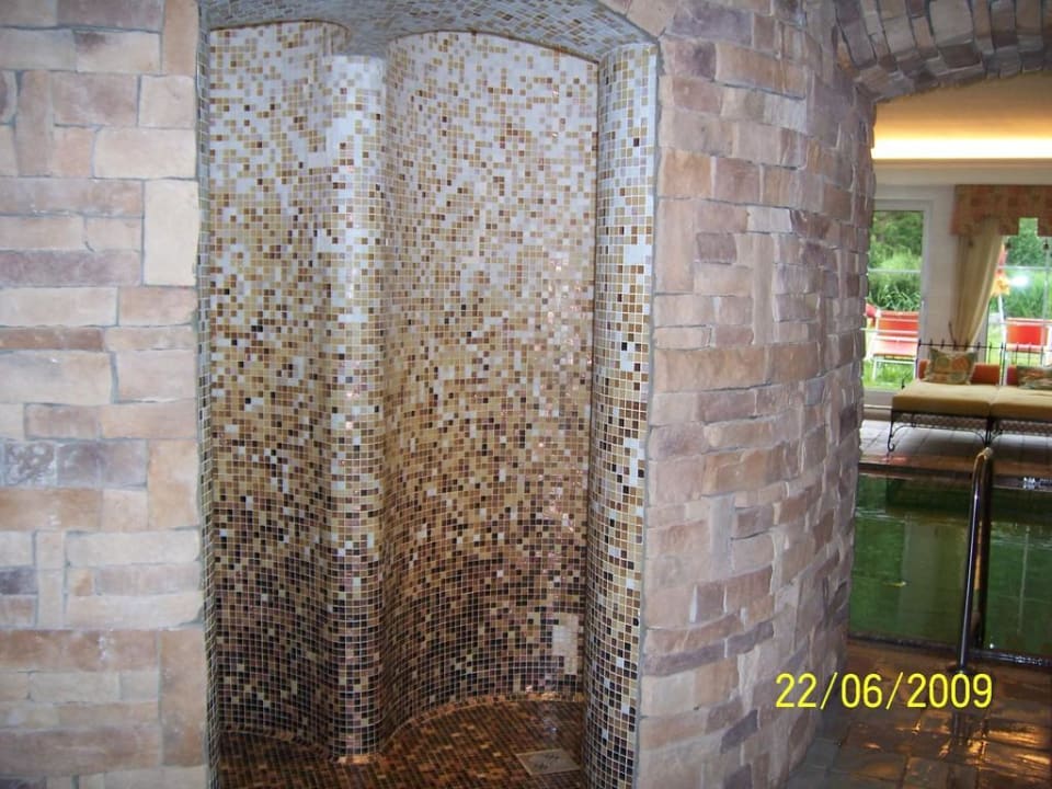 Dusche im Schwimmbad Martins Teamhouse