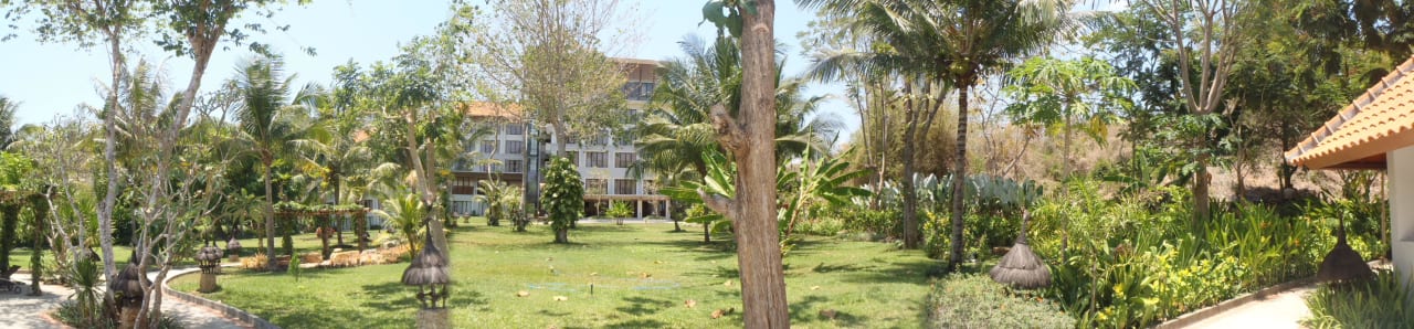 Hotelgarten von der Poolanlage aus The Bintang Flores Hotel