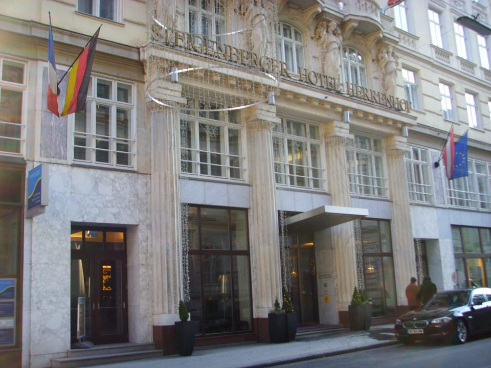 Eingang Hotel Steigenberger Hotel Herrenhof