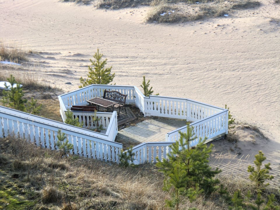 Nette Sitzgruppe am Strand Hotel Lokkilinna