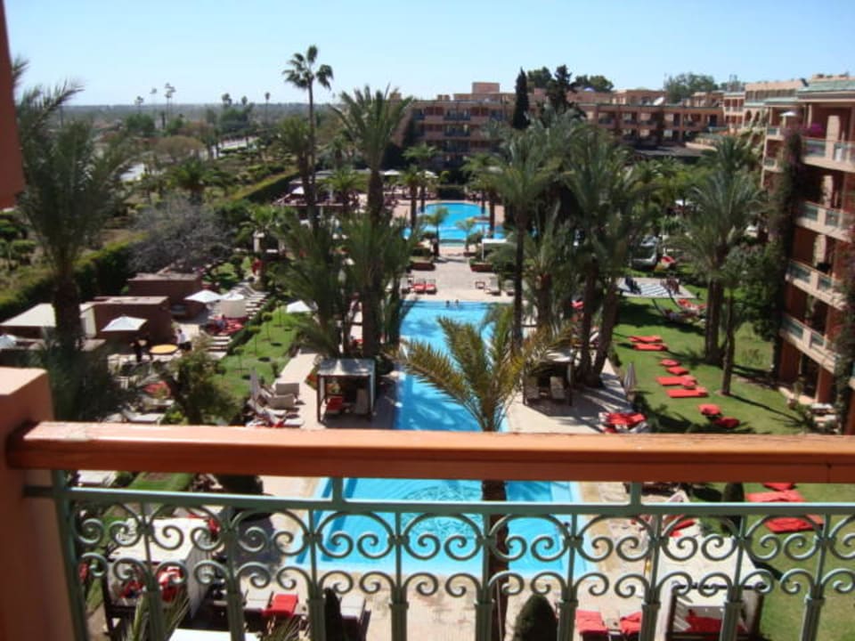 Blick vom Balkon auf die Poolanlage Hotel Sofitel Marrakesch Lounge & Spa