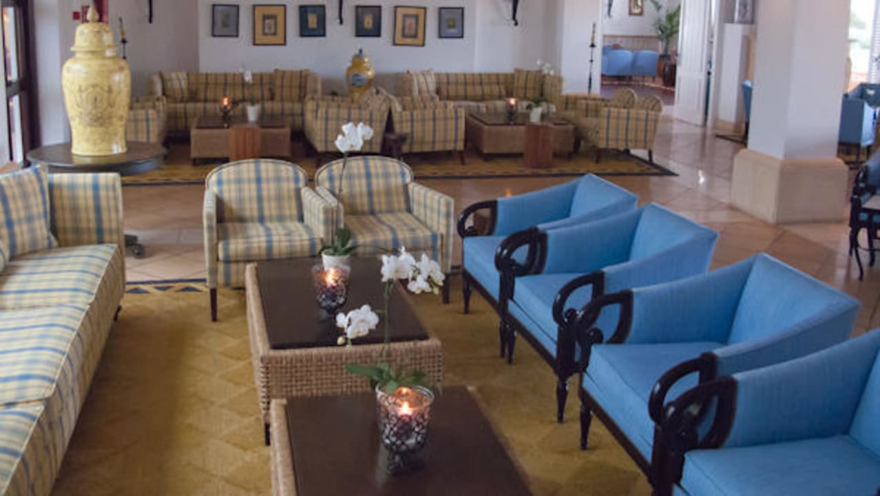 Aufenthaltsbereich bei Pianobar Seaside Grand Hotel Residencia