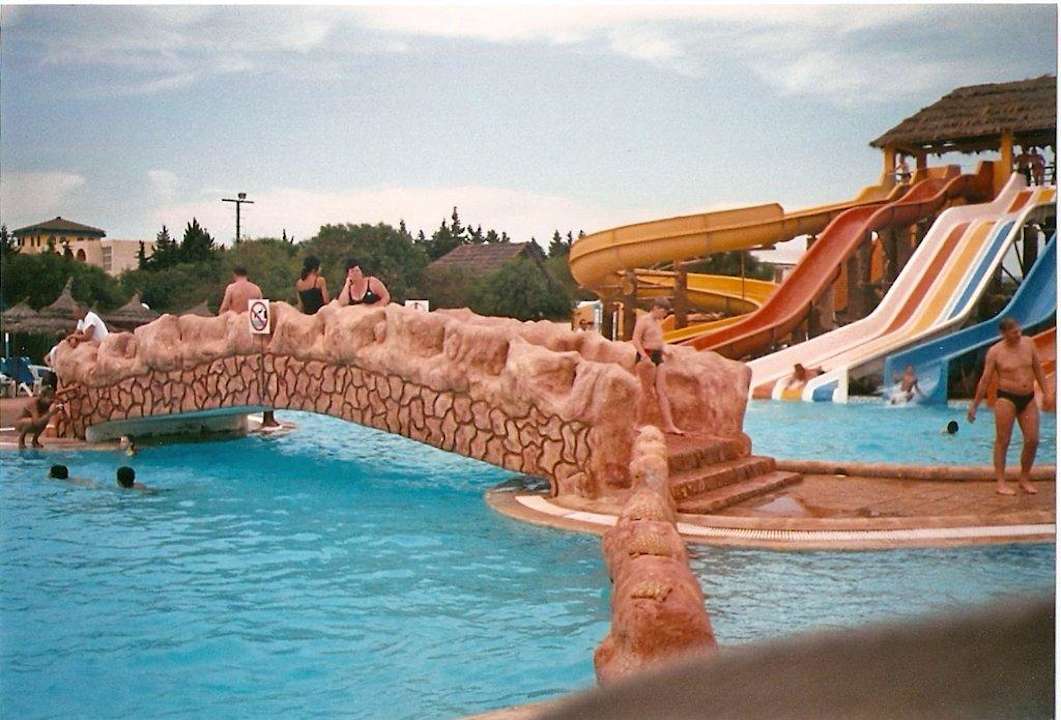 Pool mit schöner Brücke Hawai Beach Club