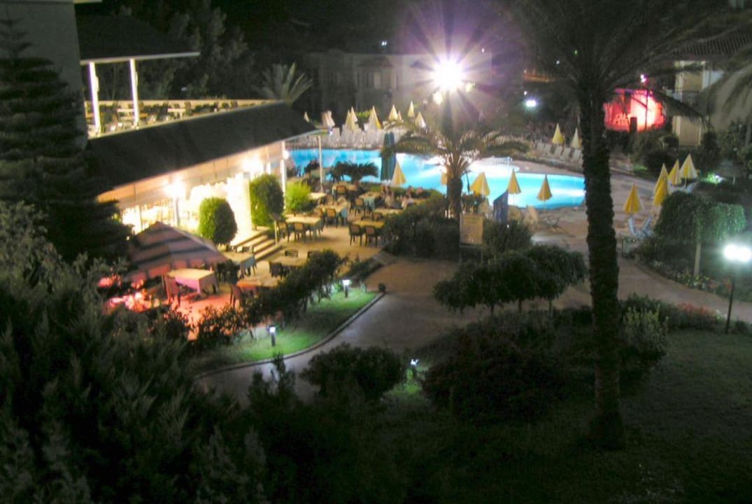 Hauptpool bei Nacht Hotel Gardenia Beach