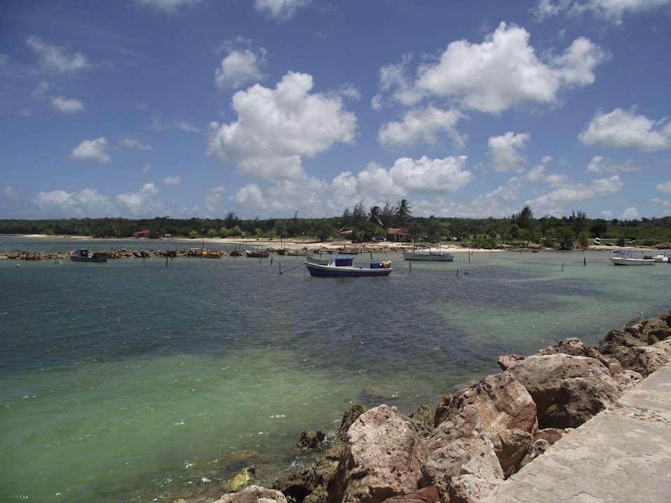 Fischerboote rechts vom Hotel Brisas Guardalavaca Hotel & Villas