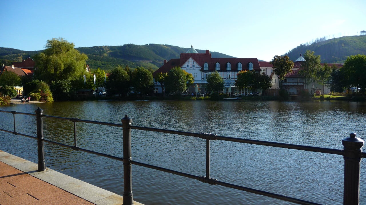 Das Hotel von der anderen Seite des Sees Landhaus Zu den Rothen Forellen