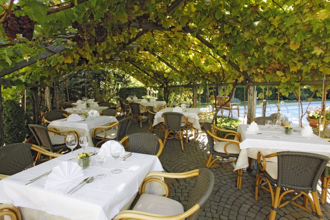 Gemütliche Stunden unter der Weinlaube Parkhotel Tirolerhof