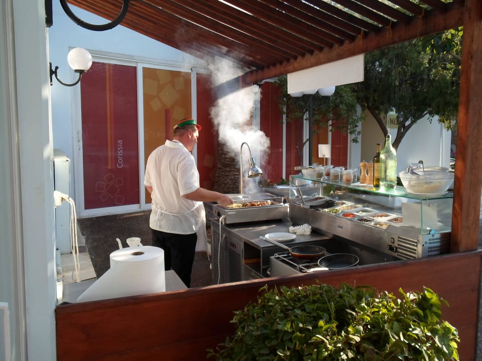 Grill mit Fleisch, Pasta, Omlette etc. Hotel Corissia Princess