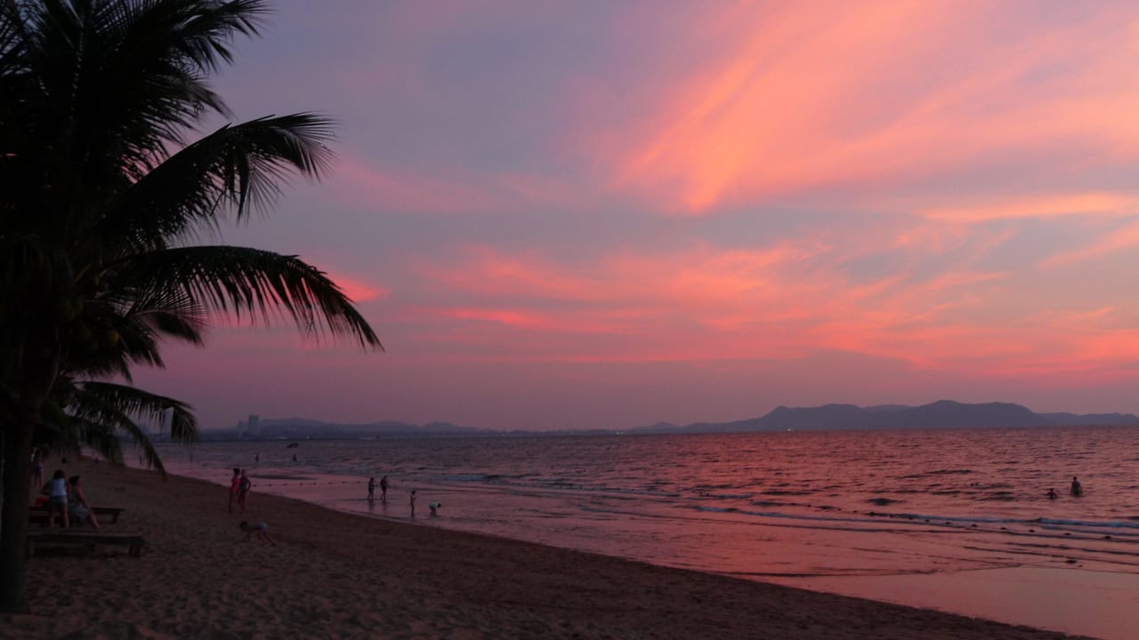 Prachtvoller Abendhimmel nach dem Sonnenuntergang Pinnacle Grand Jomtien Resort