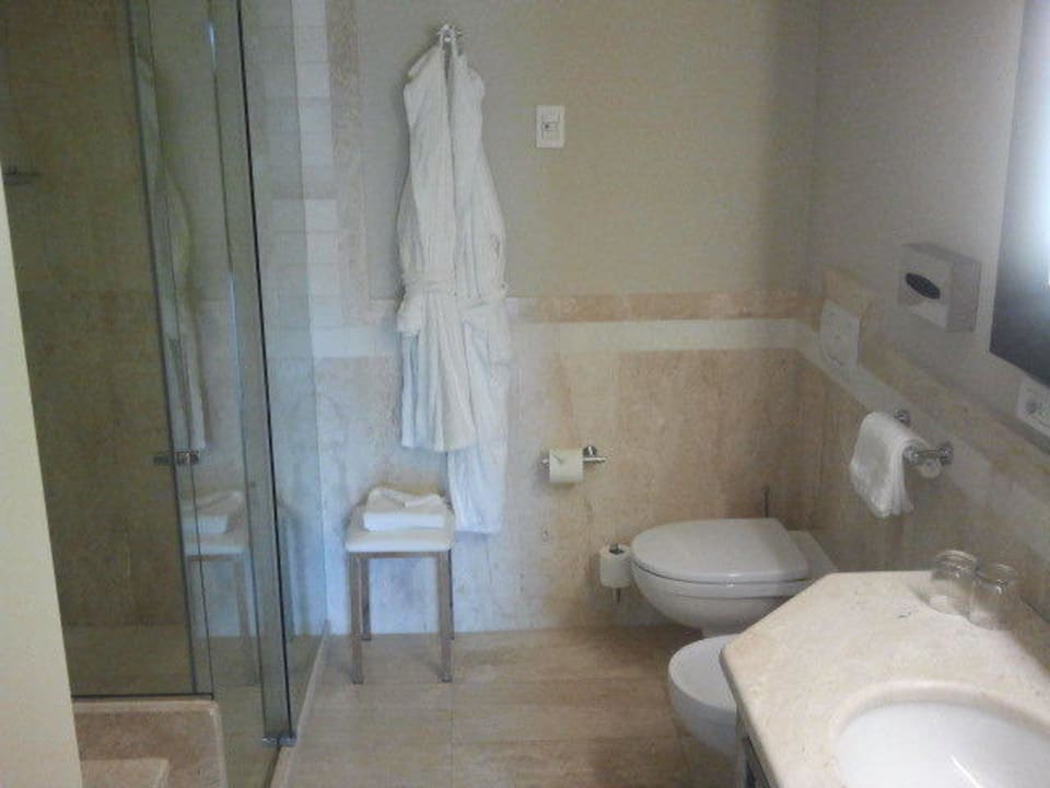 Großes und sauberes Bad Grande Baia Resort & Spa