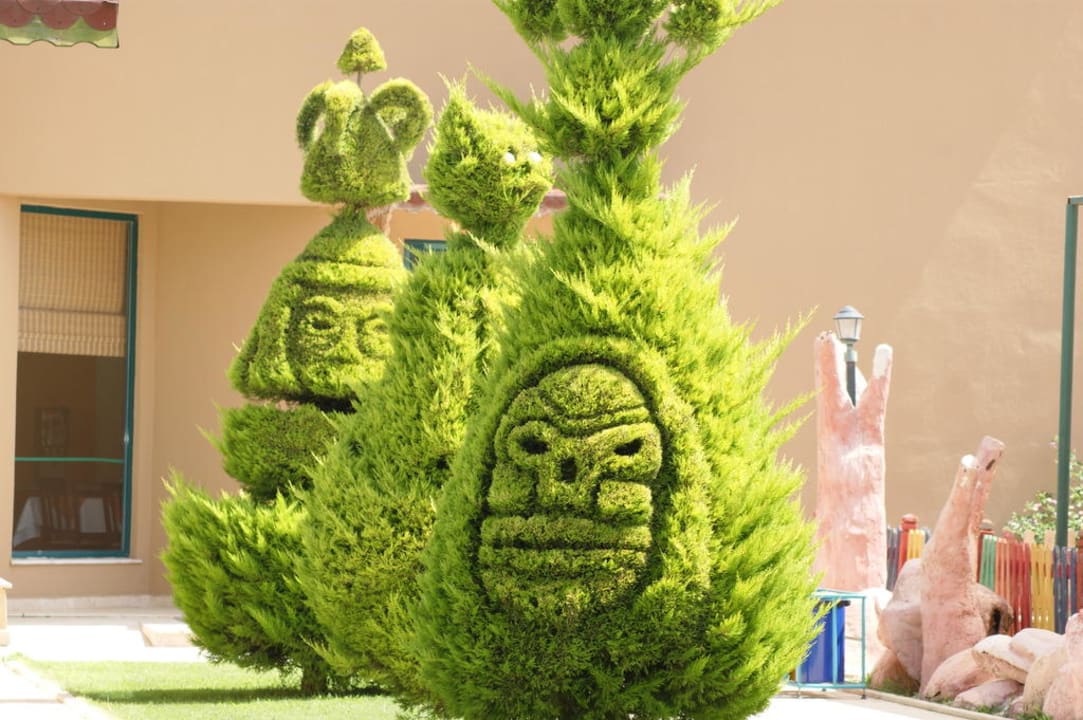 Gesichter im Baum Grand Seker Hotel