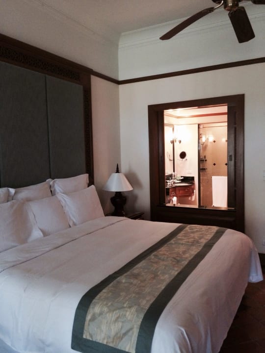 Blick ins Zimmer mit Bad im Hintergrund JW Marriott Phuket Resort & Spa
