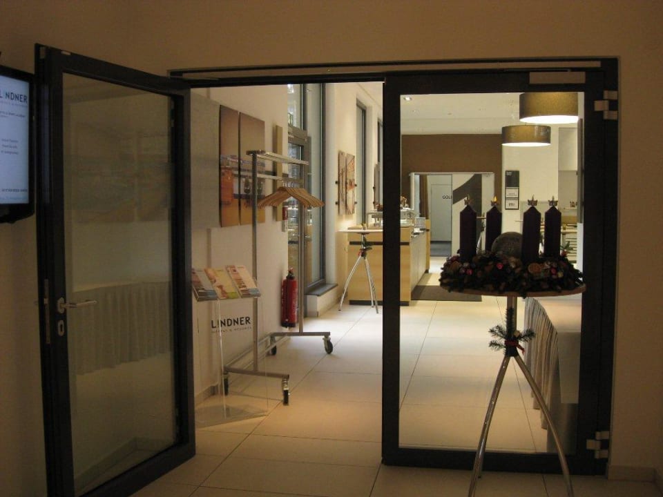 Gang, Durchgangstür Lindner Hotel Frankfurt Sportpark, part of JdV by Hyatt