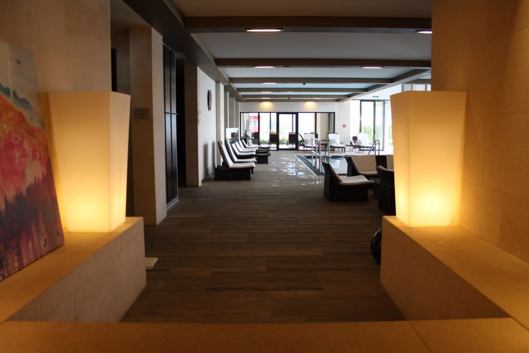 Eingang Wellnessbereich mit Blick zum Indoor-Pool Sonnhof Alpendorf - Adults only