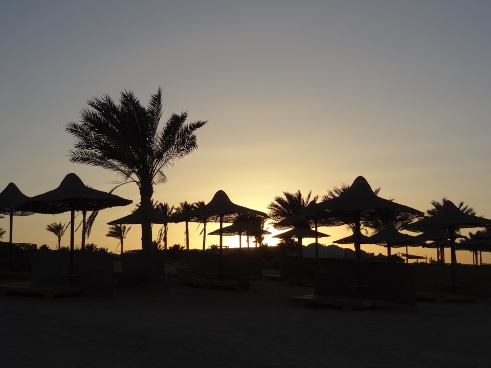 Gegen 18 Uhr geht die Sonne unter. Three Corners Sea Beach Resort