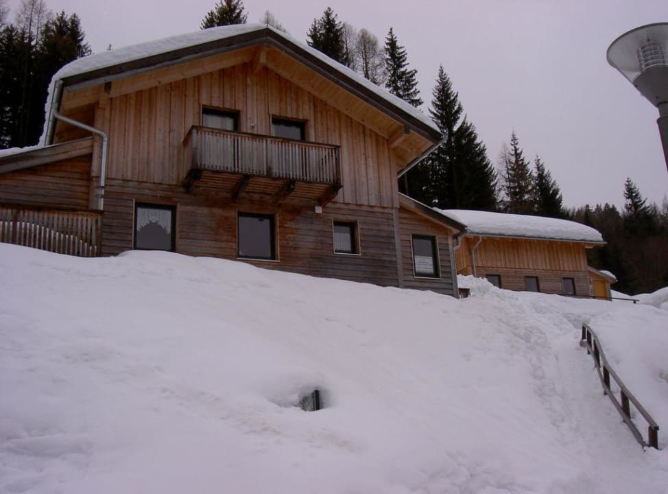 Unsere Hütte Nr. 34 mit Aufgang vom Parkplatz aus Alpendorf Dachstein West by ALPS RESORTS