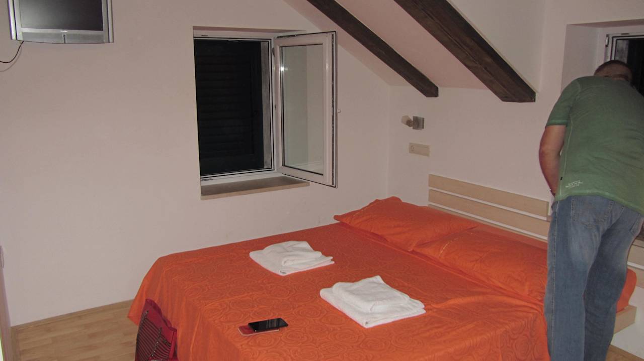 Unsere Bett... ein Tischchen hatte keinen Platz Split Inn Apartments