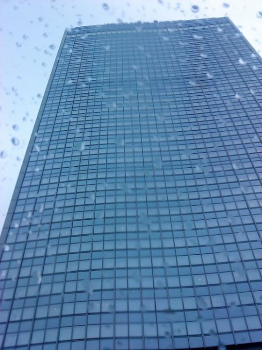 Blick von unten auf das Hotel Park Inn by Radisson Berlin Alexanderplatz
