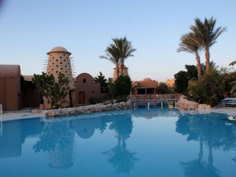 Poolanlage mit Blick auf den Vogelturm Grand Makadi