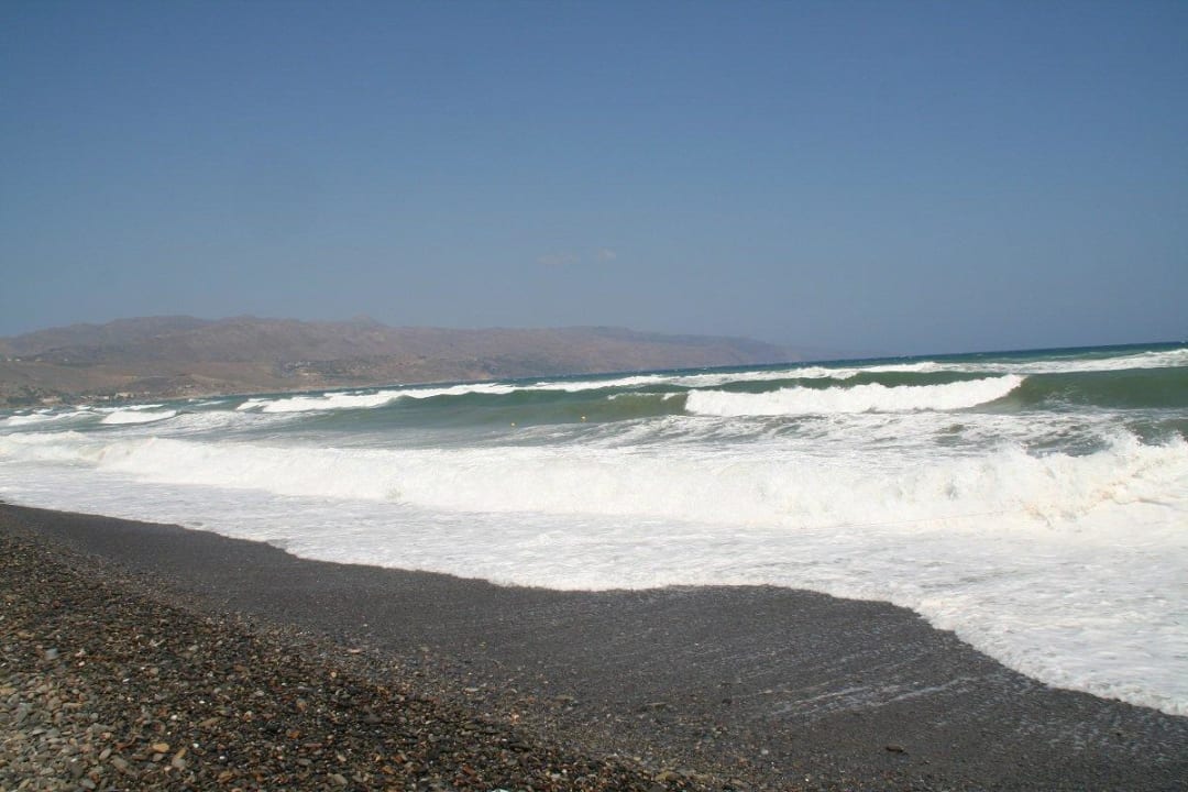 Kiesstrand in der Nähe des Hotels Kastalia Village & Saint Nikolas Hotel