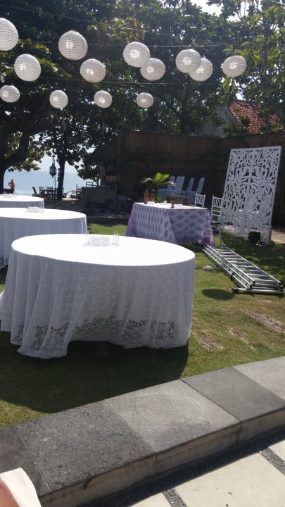 Am Abreisetag war eine Hochzeit . Vorbereitungen dafür  Hotel Keraton Jimbaran Resort