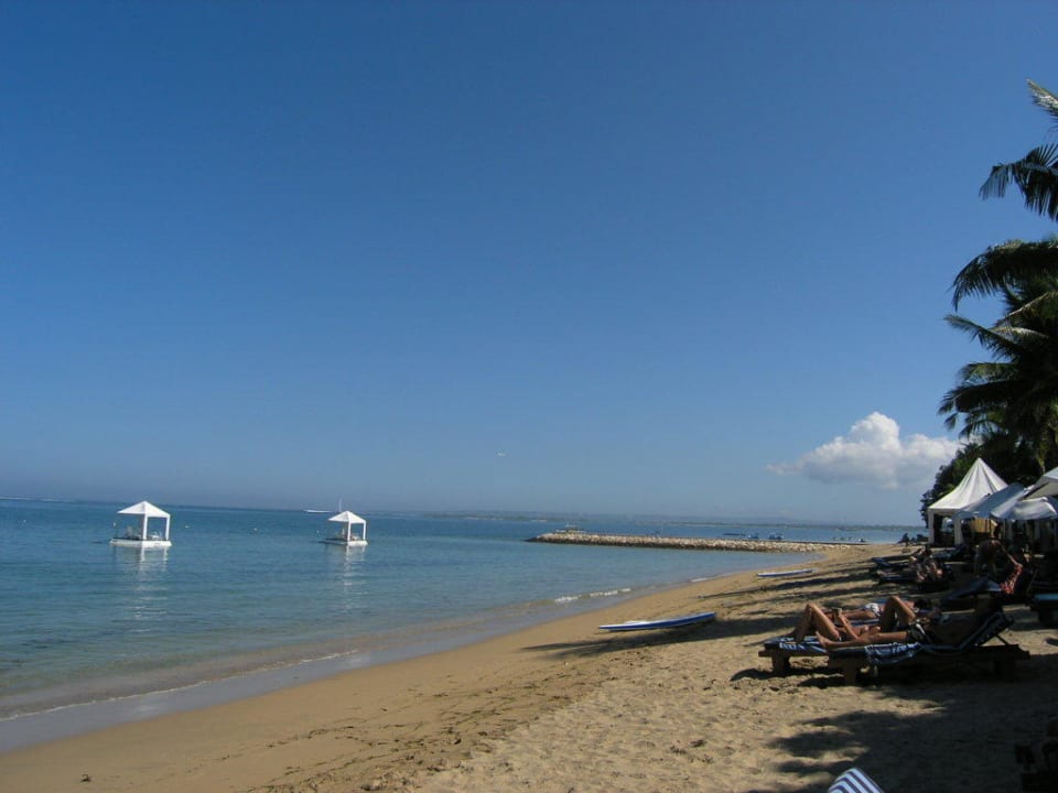 Pavillons im Wasser Puri Santrian