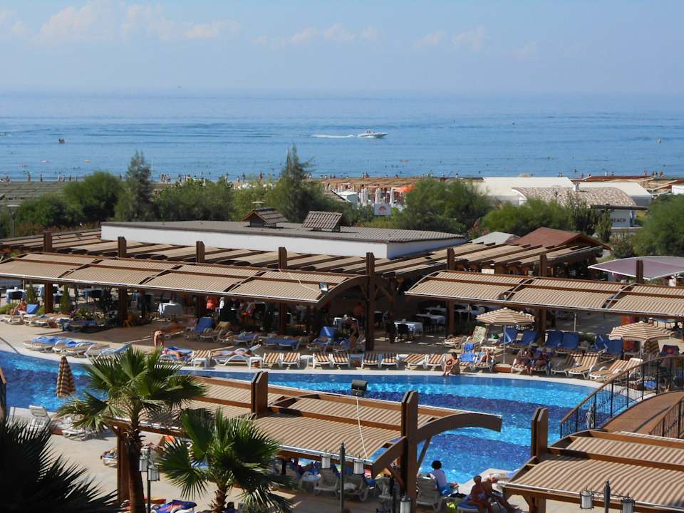 Blick von der Lobby-Terrasse Adalya Ocean Deluxe