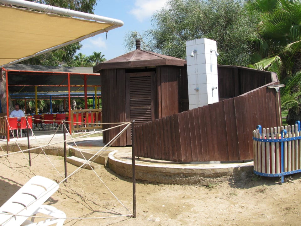 Dusche/Umkleide am Strand im Hintergrund Strandbar Side Mare Resort & Spa