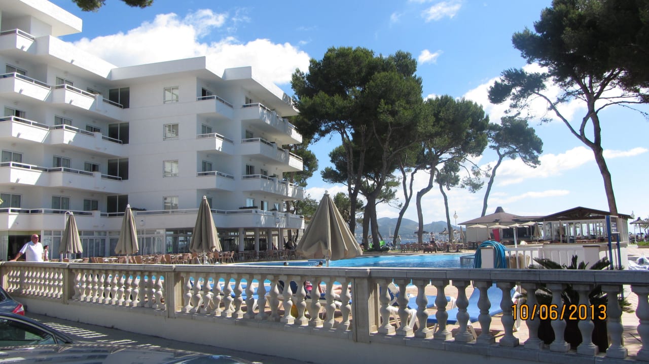 Das Hotel vom Pool her Grupotel Los Principes & Spa