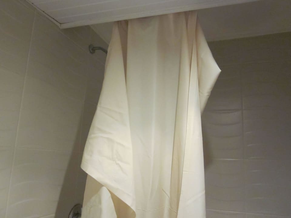 Duschvorhang halb abgerissen Imperial Shams Abu Soma