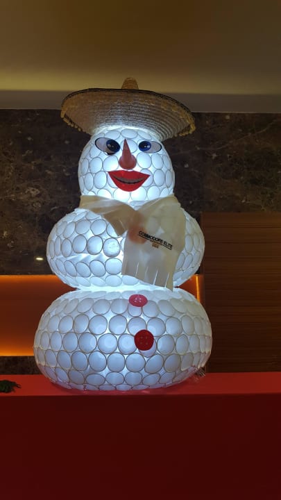 Schneemann aus Kaffeebechern Commodore Elite Suites & Spa - Adults only