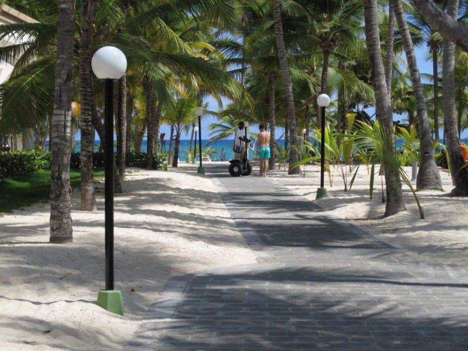 Weg zum Strand von der Lobby Hotel Riu Bambu