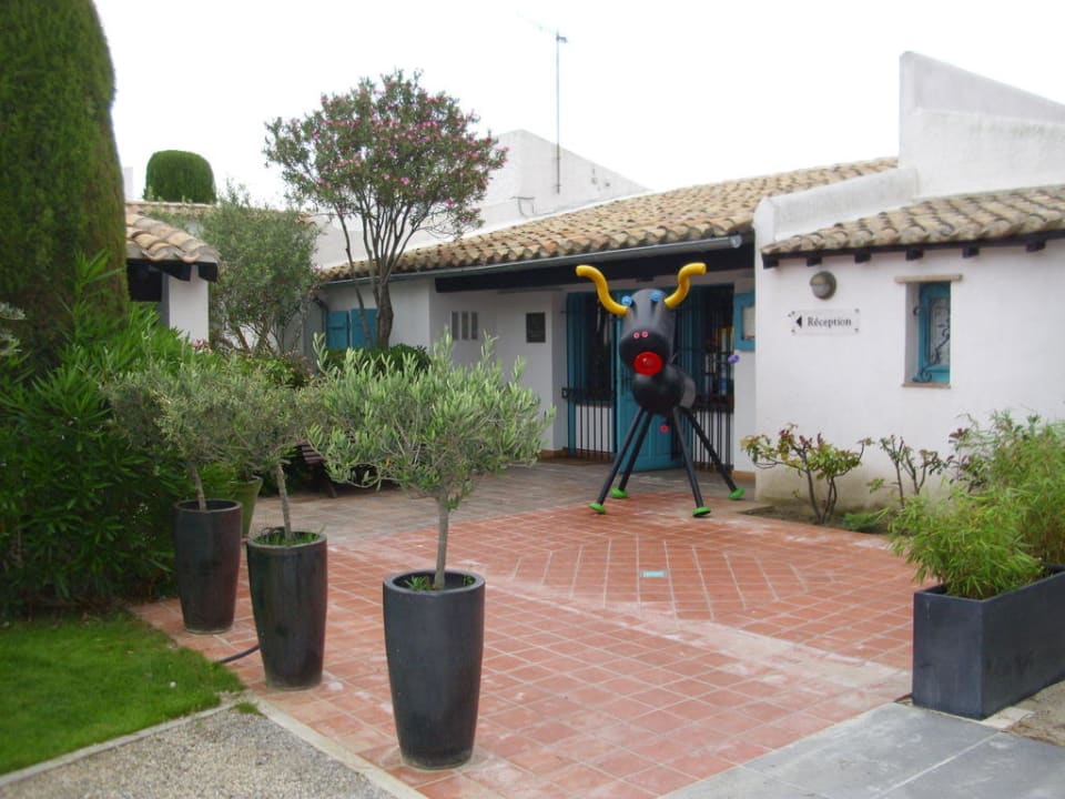 Kunstvoller Eingangsbereich Hotel Oustau Camarguen