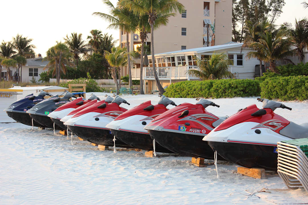 Jet Skis zum leihen. Hotel Sandpiper Gulf Resort